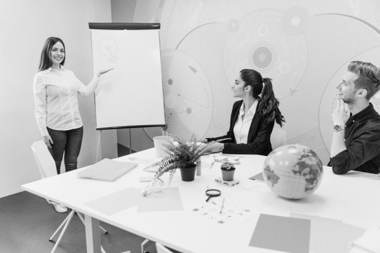 Arbeitsplatz mit minimalistischer Einrichtung und Budgetplanung