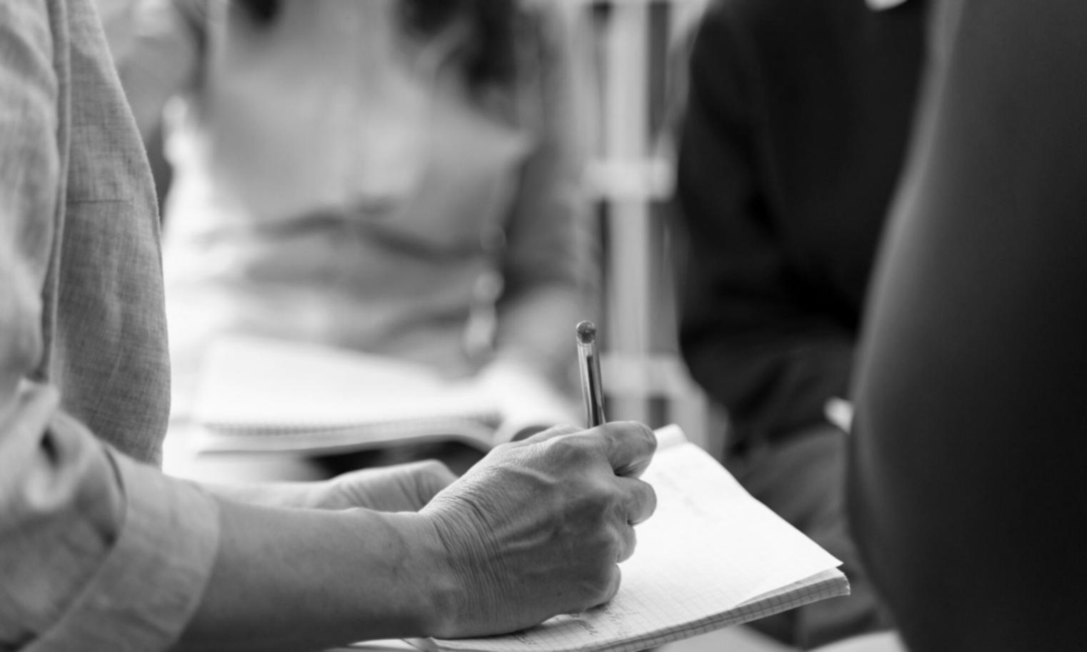 Workspace mit Finanzunterlagen und Notizen